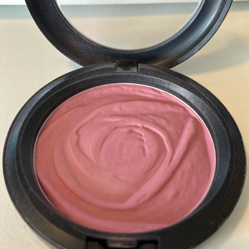 MAC Beauty Powder in Summer Rose.